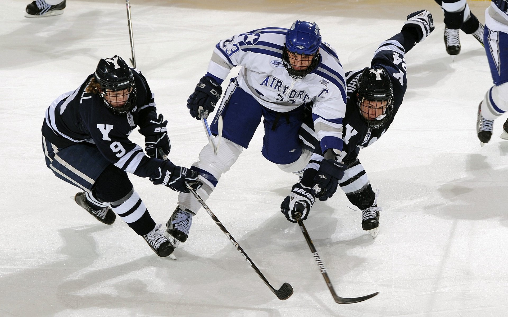 C罗亲吻国旗庆祝晋级决赛，c罗情侣